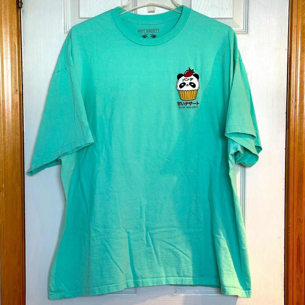 Adorkably cute and unique panda cupcake tee (see reverse too!). Men’s size XXL.
